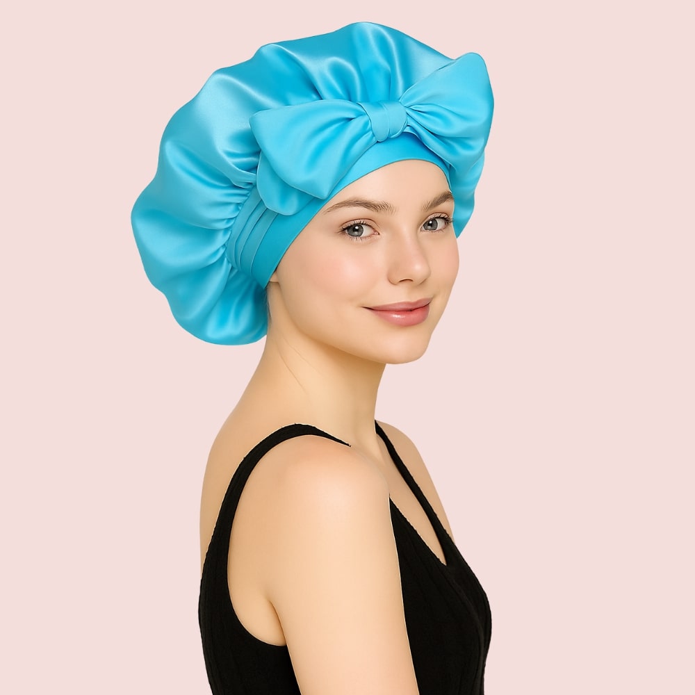 Femme portant le bonnet en satin bleu clair Nusika, vue de profil
