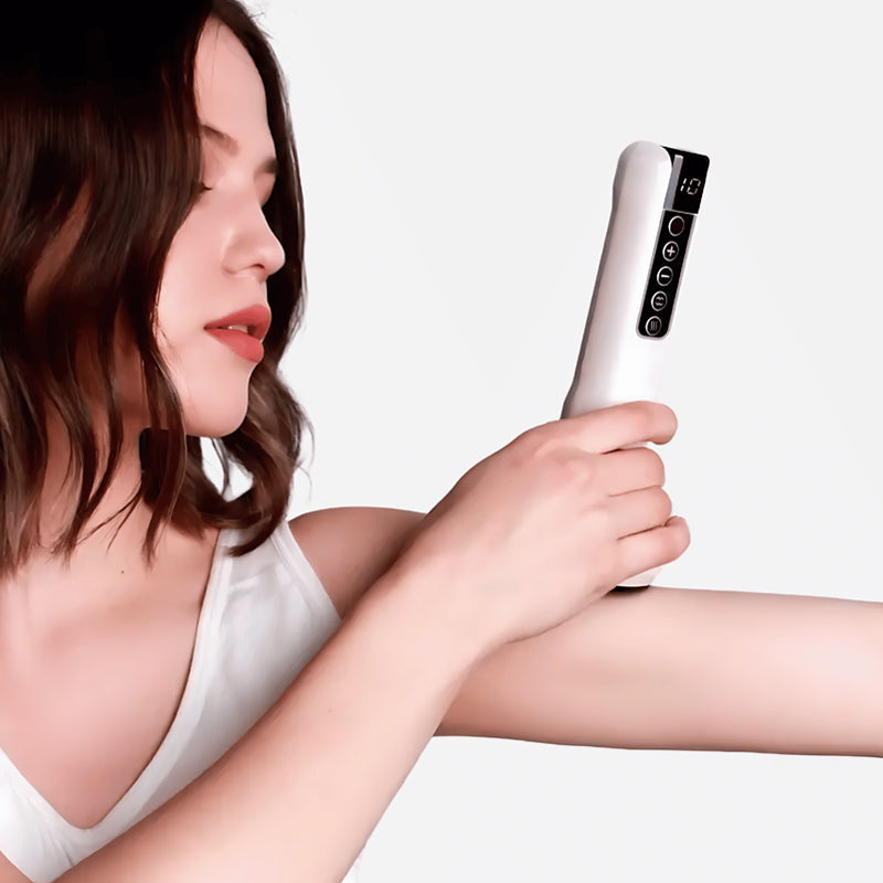 Femme utilisant le masseur électrique Dermaluxe Nusika sur le bras