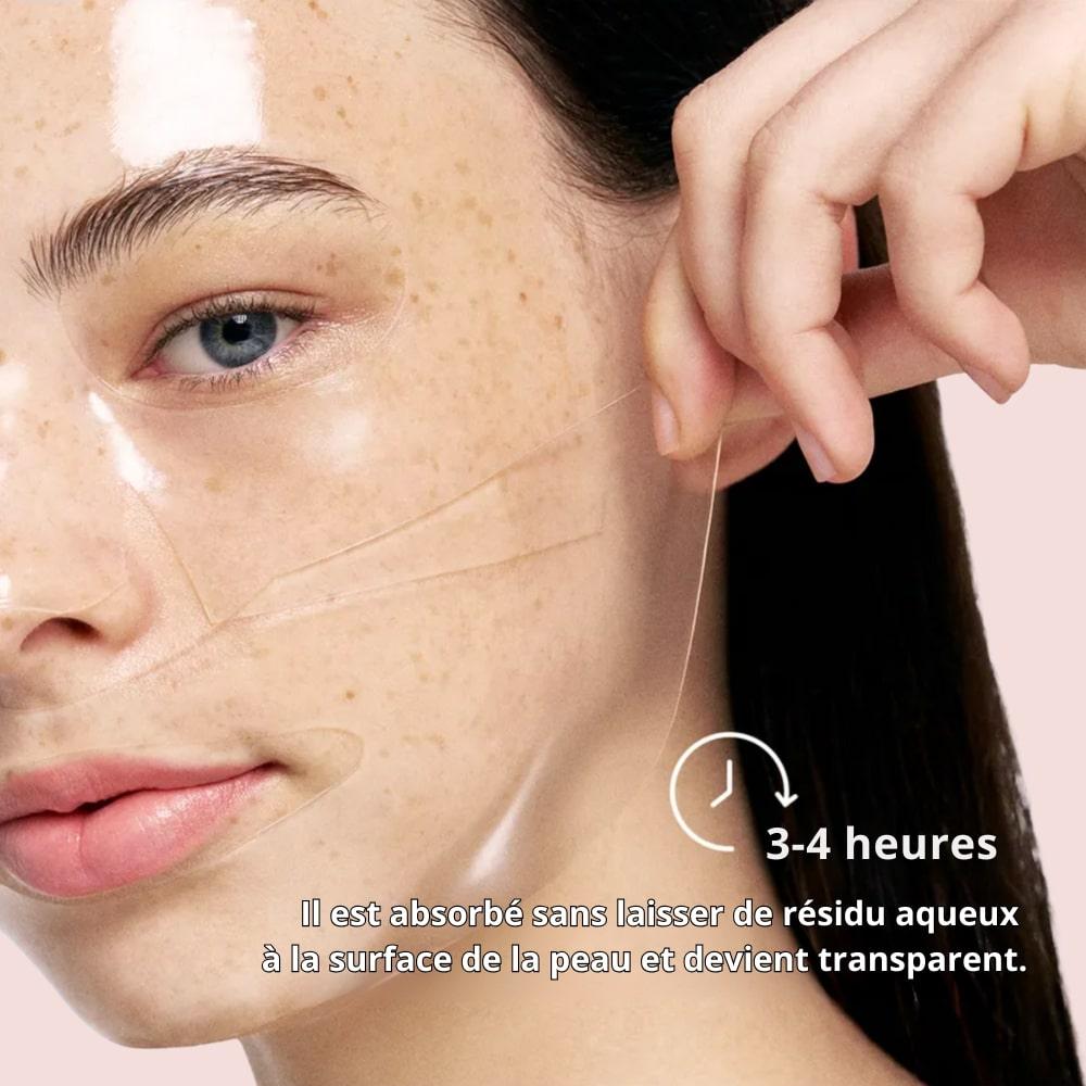 Femme retirant délicatement un masque au collagène après son utilisation
